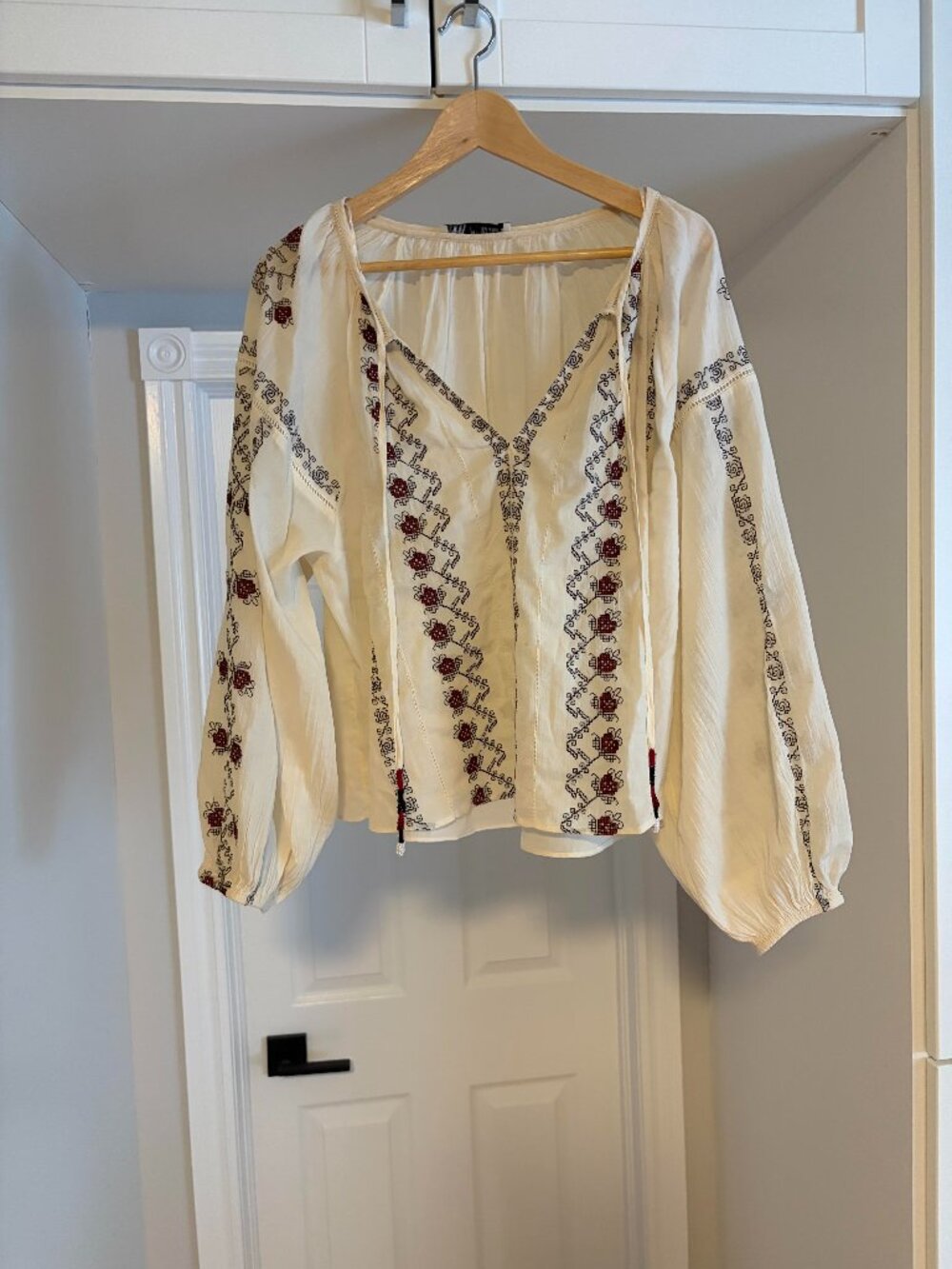 ZARA EMBROIDERED VOLUMINOUS BLOUSE (M)
